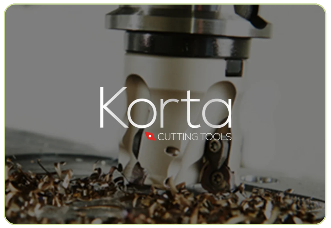Frezeleme takımı ve metal talaşı fotoğrafının üzerinde Korta logosu