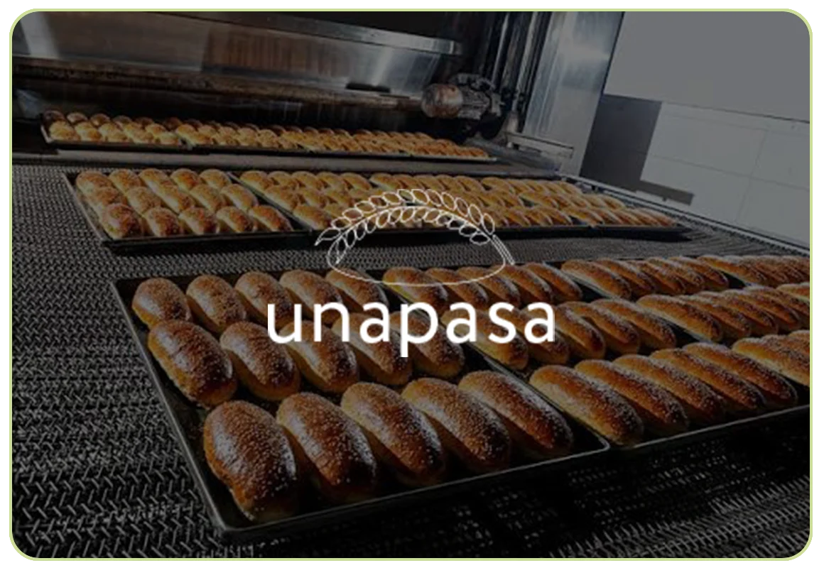 Unapasa logosu; arka planda fırın tepsilerinde susamlı ekmeklerin fotoğrafı